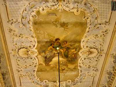 Sul soffitto � riprodotta una scena celestiale dove fanciulle con delicate tuniche sono circondate da angioletti che reggono fronde vegetali